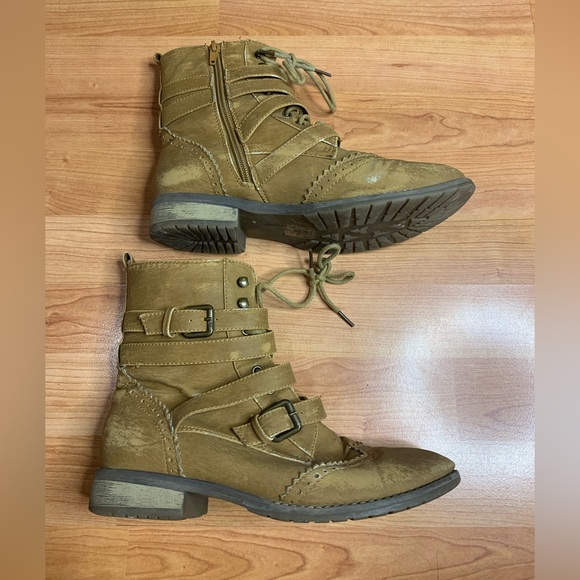 Tan Wingtip Brogue Buckle Combat Boots | Side Zip | Size 39 (US 8/8.5) - Picture 5 of 15